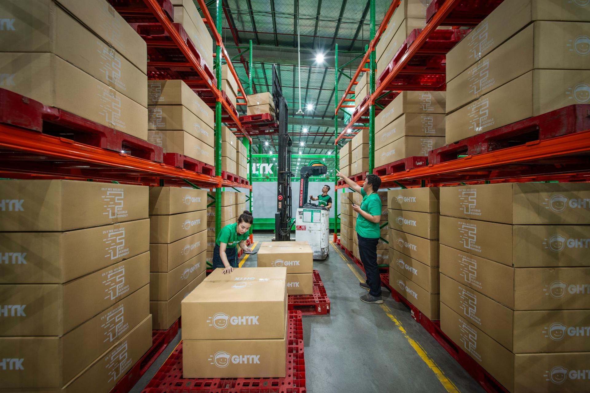 Dịch vụ Fulfillment cung cấp dịch vụ quản lý kho hàng, xử lý hàng hoá tự động, vận chuyển trọn gói, mang đến giải pháp kho vận toàn diện và tối ưu nhất.